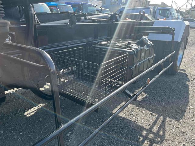 フォワード ３．９５ｔ積アームロール新明和Ｗシリンダー　フルキャブＭＴ　３．９５ｔ積み脱着装置付コンテナ専用車　７．１６Ｌディーゼルターボ　５速ＭＴ　フルキャブ車　塗装済み　新明和製アームロール　ＣＣＡ４－４０　ツインホイスト　タイヤ山８分　車両総重量７９６５キロ（27枚目）