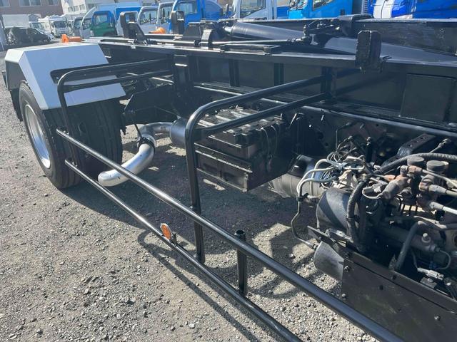 フォワード ３．９５ｔ積アームロール新明和Ｗシリンダー　フルキャブＭＴ　３．９５ｔ積み脱着装置付コンテナ専用車　７．１６Ｌディーゼルターボ　５速ＭＴ　フルキャブ車　塗装済み　新明和製アームロール　ＣＣＡ４－４０　ツインホイスト　タイヤ山８分　車両総重量７９６５キロ（28枚目）