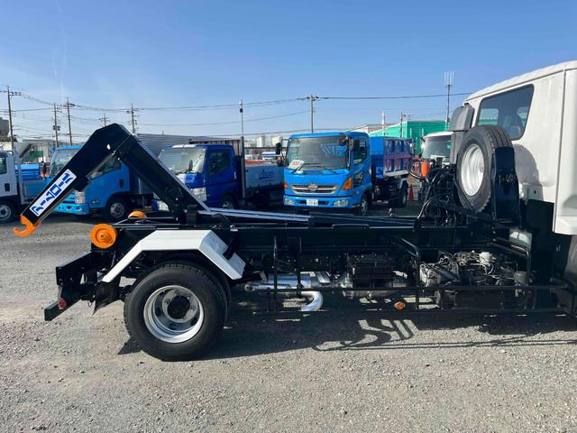 フォワード ３．９５ｔ積アームロール新明和Ｗシリンダー　フルキャブＭＴ　３．９５ｔ積み脱着装置付コンテナ専用車　７．１６Ｌディーゼルターボ　５速ＭＴ　フルキャブ車　塗装済み　新明和製アームロール　ＣＣＡ４－４０　ツインホイスト　タイヤ山８分　車両総重量７９６５キロ（29枚目）