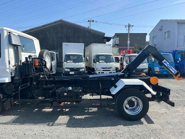 フォワード ３．９５ｔ積アームロール新明和Ｗシリンダー　フルキャブＭＴ　３．９５ｔ積み脱着装置付コンテナ専用車　７．１６Ｌディーゼルターボ　５速ＭＴ　フルキャブ車　塗装済み　新明和製アームロール　ＣＣＡ４－４０　ツインホイスト　タイヤ山８分　車両総重量７９６５キロ（30枚目）