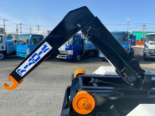 フォワード ３．９５ｔ積アームロール新明和Ｗシリンダー　フルキャブＭＴ　３．９５ｔ積み脱着装置付コンテナ専用車　７．１６Ｌディーゼルターボ　５速ＭＴ　フルキャブ車　塗装済み　新明和製アームロール　ＣＣＡ４－４０　ツインホイスト　タイヤ山８分　車両総重量７９６５キロ（31枚目）