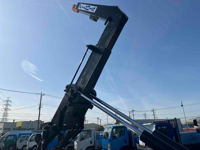 フォワード ３．９５ｔ積アームロール新明和Ｗシリンダー　フルキャブＭＴ　３．９５ｔ積み脱着装置付コンテナ専用車　７．１６Ｌディーゼルターボ　５速ＭＴ　フルキャブ車　塗装済み　新明和製アームロール　ＣＣＡ４－４０　ツインホイスト　タイヤ山８分　車両総重量７９６５キロ（33枚目）