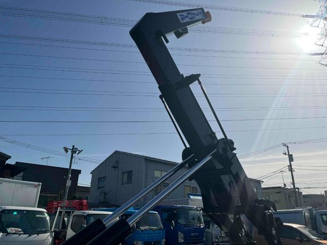 フォワード ３．９５ｔ積アームロール新明和Ｗシリンダー　フルキャブＭＴ　３．９５ｔ積み脱着装置付コンテナ専用車　７．１６Ｌディーゼルターボ　５速ＭＴ　フルキャブ車　塗装済み　新明和製アームロール　ＣＣＡ４－４０　ツインホイスト　タイヤ山８分　車両総重量７９６５キロ（34枚目）