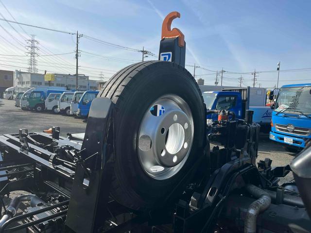 フォワード ３．９５ｔ積アームロール新明和Ｗシリンダー　フルキャブＭＴ　３．９５ｔ積み脱着装置付コンテナ専用車　７．１６Ｌディーゼルターボ　５速ＭＴ　フルキャブ車　塗装済み　新明和製アームロール　ＣＣＡ４－４０　ツインホイスト　タイヤ山８分　車両総重量７９６５キロ（35枚目）