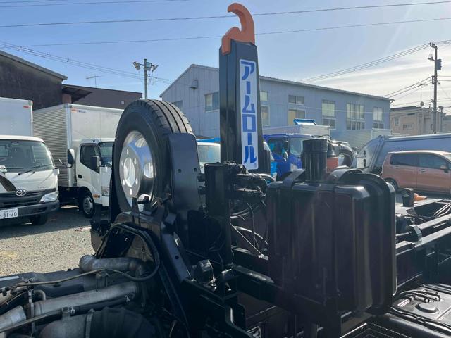 フォワード ３．９５ｔ積アームロール新明和Ｗシリンダー　フルキャブＭＴ　３．９５ｔ積み脱着装置付コンテナ専用車　７．１６Ｌディーゼルターボ　５速ＭＴ　フルキャブ車　塗装済み　新明和製アームロール　ＣＣＡ４－４０　ツインホイスト　タイヤ山８分　車両総重量７９６５キロ（36枚目）