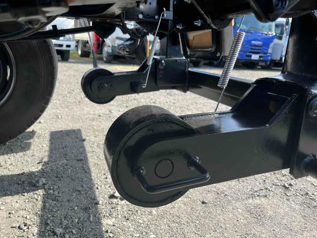 フォワード ３．９５ｔ積アームロール新明和Ｗシリンダー　フルキャブＭＴ　３．９５ｔ積み脱着装置付コンテナ専用車　７．１６Ｌディーゼルターボ　５速ＭＴ　フルキャブ車　塗装済み　新明和製アームロール　ＣＣＡ４－４０　ツインホイスト　タイヤ山８分　車両総重量７９６５キロ（41枚目）