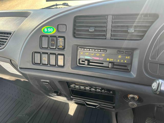 フォワード ３．９５ｔ積アームロール新明和Ｗシリンダー　フルキャブＭＴ　３．９５ｔ積み脱着装置付コンテナ専用車　７．１６Ｌディーゼルターボ　５速ＭＴ　フルキャブ車　塗装済み　新明和製アームロール　ＣＣＡ４－４０　ツインホイスト　タイヤ山８分　車両総重量７９６５キロ（43枚目）