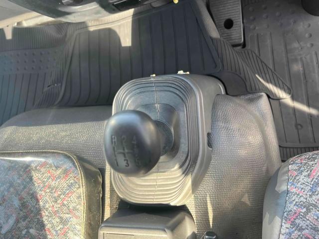 フォワード ３．９５ｔ積アームロール新明和Ｗシリンダー　フルキャブＭＴ　３．９５ｔ積み脱着装置付コンテナ専用車　７．１６Ｌディーゼルターボ　５速ＭＴ　フルキャブ車　塗装済み　新明和製アームロール　ＣＣＡ４－４０　ツインホイスト　タイヤ山８分　車両総重量７９６５キロ（45枚目）