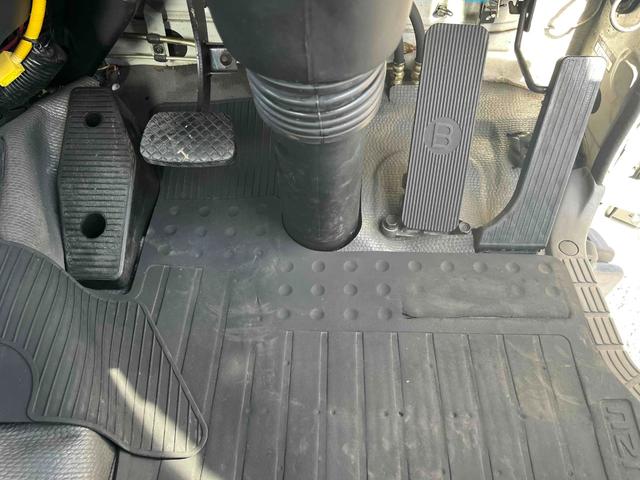 フォワード ３．９５ｔ積アームロール新明和Ｗシリンダー　フルキャブＭＴ　３．９５ｔ積み脱着装置付コンテナ専用車　７．１６Ｌディーゼルターボ　５速ＭＴ　フルキャブ車　塗装済み　新明和製アームロール　ＣＣＡ４－４０　ツインホイスト　タイヤ山８分　車両総重量７９６５キロ（46枚目）