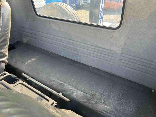 フォワード ３．９５ｔ積アームロール新明和Ｗシリンダー　フルキャブＭＴ　３．９５ｔ積み脱着装置付コンテナ専用車　７．１６Ｌディーゼルターボ　５速ＭＴ　フルキャブ車　塗装済み　新明和製アームロール　ＣＣＡ４－４０　ツインホイスト　タイヤ山８分　車両総重量７９６５キロ（47枚目）