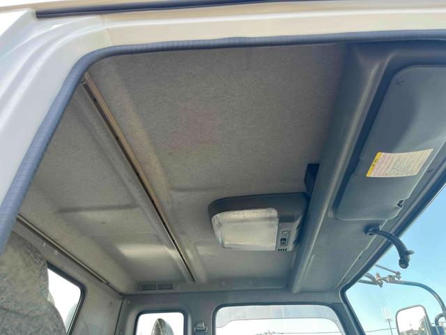 フォワード ３．９５ｔ積アームロール新明和Ｗシリンダー　フルキャブＭＴ　３．９５ｔ積み脱着装置付コンテナ専用車　７．１６Ｌディーゼルターボ　５速ＭＴ　フルキャブ車　塗装済み　新明和製アームロール　ＣＣＡ４－４０　ツインホイスト　タイヤ山８分　車両総重量７９６５キロ（48枚目）