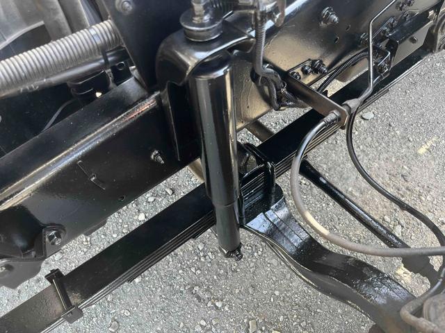 フォワード ３．９５ｔ積アームロール新明和Ｗシリンダー　フルキャブＭＴ　３．９５ｔ積み脱着装置付コンテナ専用車　７．１６Ｌディーゼルターボ　５速ＭＴ　フルキャブ車　塗装済み　新明和製アームロール　ＣＣＡ４－４０　ツインホイスト　タイヤ山８分　車両総重量７９６５キロ（51枚目）