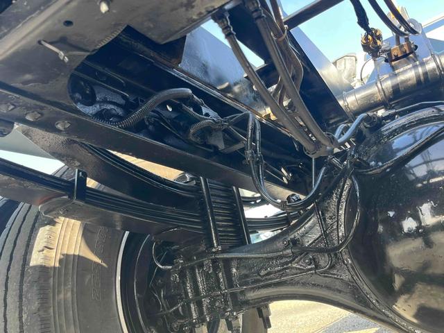 フォワード ３．９５ｔ積アームロール新明和Ｗシリンダー　フルキャブＭＴ　３．９５ｔ積み脱着装置付コンテナ専用車　７．１６Ｌディーゼルターボ　５速ＭＴ　フルキャブ車　塗装済み　新明和製アームロール　ＣＣＡ４－４０　ツインホイスト　タイヤ山８分　車両総重量７９６５キロ（52枚目）