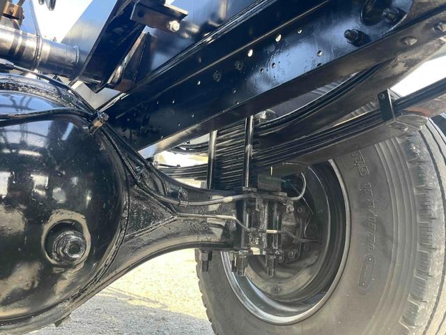 フォワード ３．９５ｔ積アームロール新明和Ｗシリンダー　フルキャブＭＴ　３．９５ｔ積み脱着装置付コンテナ専用車　７．１６Ｌディーゼルターボ　５速ＭＴ　フルキャブ車　塗装済み　新明和製アームロール　ＣＣＡ４－４０　ツインホイスト　タイヤ山８分　車両総重量７９６５キロ（53枚目）