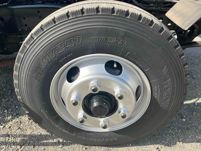 フォワード ３．９５ｔ積アームロール新明和Ｗシリンダー　フルキャブＭＴ　３．９５ｔ積み脱着装置付コンテナ専用車　７．１６Ｌディーゼルターボ　５速ＭＴ　フルキャブ車　塗装済み　新明和製アームロール　ＣＣＡ４－４０　ツインホイスト　タイヤ山８分　車両総重量７９６５キロ（54枚目）