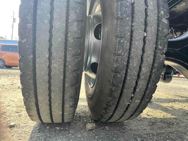 フォワード ３．９５ｔ積アームロール新明和Ｗシリンダー　フルキャブＭＴ　３．９５ｔ積み脱着装置付コンテナ専用車　７．１６Ｌディーゼルターボ　５速ＭＴ　フルキャブ車　塗装済み　新明和製アームロール　ＣＣＡ４－４０　ツインホイスト　タイヤ山８分　車両総重量７９６５キロ（55枚目）