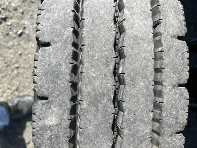 フォワード ３．９５ｔ積アームロール新明和Ｗシリンダー　フルキャブＭＴ　３．９５ｔ積み脱着装置付コンテナ専用車　７．１６Ｌディーゼルターボ　５速ＭＴ　フルキャブ車　塗装済み　新明和製アームロール　ＣＣＡ４－４０　ツインホイスト　タイヤ山８分　車両総重量７９６５キロ（56枚目）