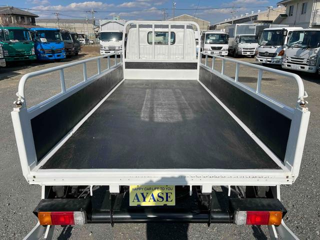 ダイナトラック アーム式ゲート付２ｔ積み標準ロング平ボディー　５速ＭＴ　２ｔ積み標準ロング平ボディー　４Ｌディーゼルターボ　５速ＭＴ　荷台内寸長４３５幅１８０高６２ｃｍ　３方開　左右アオリ楽々ゲート　アーム式パワーゲート　ゲート昇降能力８００キロ　車両総重量５０１５キロ（5枚目）