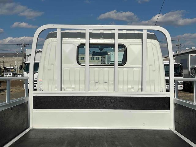 ダイナトラック アーム式ゲート付２ｔ積み標準ロング平ボディー　５速ＭＴ　２ｔ積み標準ロング平ボディー　４Ｌディーゼルターボ　５速ＭＴ　荷台内寸長４３５幅１８０高６２ｃｍ　３方開　左右アオリ楽々ゲート　アーム式パワーゲート　ゲート昇降能力８００キロ　車両総重量５０１５キロ（7枚目）