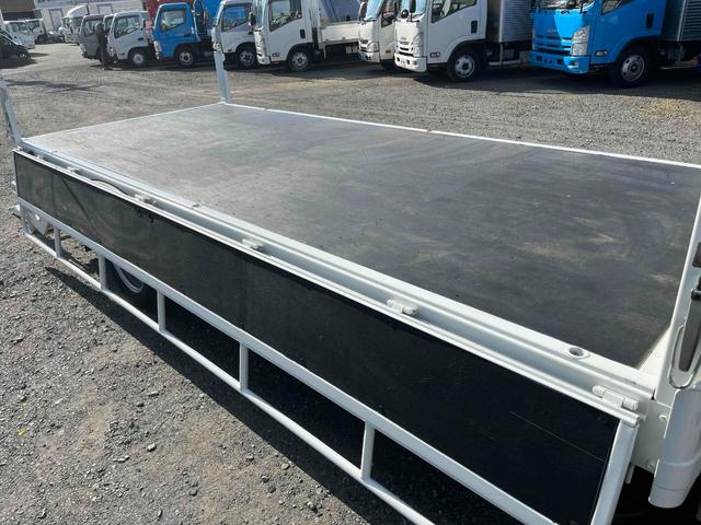 ダイナトラック アーム式ゲート付２ｔ積み標準ロング平ボディー　５速ＭＴ　２ｔ積み標準ロング平ボディー　４Ｌディーゼルターボ　５速ＭＴ　荷台内寸長４３５幅１８０高６２ｃｍ　３方開　左右アオリ楽々ゲート　アーム式パワーゲート　ゲート昇降能力８００キロ　車両総重量５０１５キロ（8枚目）