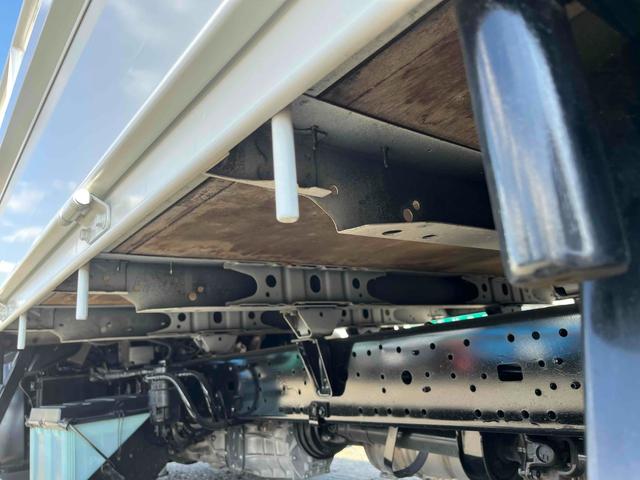 ダイナトラック アーム式ゲート付２ｔ積み標準ロング平ボディー　５速ＭＴ　２ｔ積み標準ロング平ボディー　４Ｌディーゼルターボ　５速ＭＴ　荷台内寸長４３５幅１８０高６２ｃｍ　３方開　左右アオリ楽々ゲート　アーム式パワーゲート　ゲート昇降能力８００キロ　車両総重量５０１５キロ（10枚目）