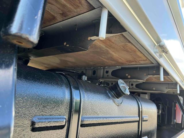 ダイナトラック アーム式ゲート付２ｔ積み標準ロング平ボディー　５速ＭＴ　２ｔ積み標準ロング平ボディー　４Ｌディーゼルターボ　５速ＭＴ　荷台内寸長４３５幅１８０高６２ｃｍ　３方開　左右アオリ楽々ゲート　アーム式パワーゲート　ゲート昇降能力８００キロ　車両総重量５０１５キロ（11枚目）