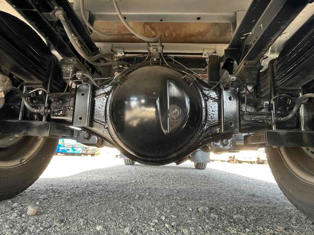 ダイナトラック アーム式ゲート付２ｔ積み標準ロング平ボディー　５速ＭＴ　２ｔ積み標準ロング平ボディー　４Ｌディーゼルターボ　５速ＭＴ　荷台内寸長４３５幅１８０高６２ｃｍ　３方開　左右アオリ楽々ゲート　アーム式パワーゲート　ゲート昇降能力８００キロ　車両総重量５０１５キロ（18枚目）