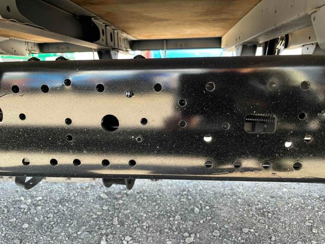 ダイナトラック アーム式ゲート付２ｔ積み標準ロング平ボディー　５速ＭＴ　２ｔ積み標準ロング平ボディー　４Ｌディーゼルターボ　５速ＭＴ　荷台内寸長４３５幅１８０高６２ｃｍ　３方開　左右アオリ楽々ゲート　アーム式パワーゲート　ゲート昇降能力８００キロ　車両総重量５０１５キロ（19枚目）