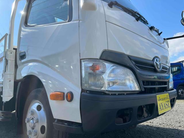 ダイナトラック アーム式ゲート付２ｔ積み標準ロング平ボディー　５速ＭＴ　２ｔ積み標準ロング平ボディー　４Ｌディーゼルターボ　５速ＭＴ　荷台内寸長４３５幅１８０高６２ｃｍ　３方開　左右アオリ楽々ゲート　アーム式パワーゲート　ゲート昇降能力８００キロ　車両総重量５０１５キロ（26枚目）