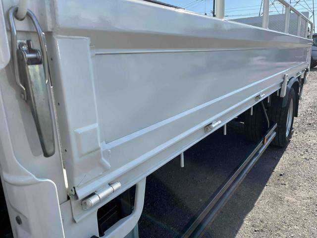 ダイナトラック アーム式ゲート付２ｔ積み標準ロング平ボディー　５速ＭＴ　２ｔ積み標準ロング平ボディー　４Ｌディーゼルターボ　５速ＭＴ　荷台内寸長４３５幅１８０高６２ｃｍ　３方開　左右アオリ楽々ゲート　アーム式パワーゲート　ゲート昇降能力８００キロ　車両総重量５０１５キロ（27枚目）