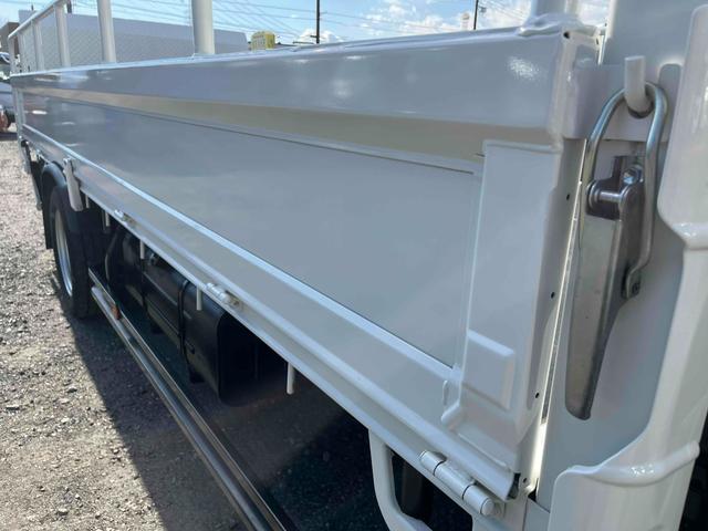 ダイナトラック アーム式ゲート付２ｔ積み標準ロング平ボディー　５速ＭＴ　２ｔ積み標準ロング平ボディー　４Ｌディーゼルターボ　５速ＭＴ　荷台内寸長４３５幅１８０高６２ｃｍ　３方開　左右アオリ楽々ゲート　アーム式パワーゲート　ゲート昇降能力８００キロ　車両総重量５０１５キロ（28枚目）