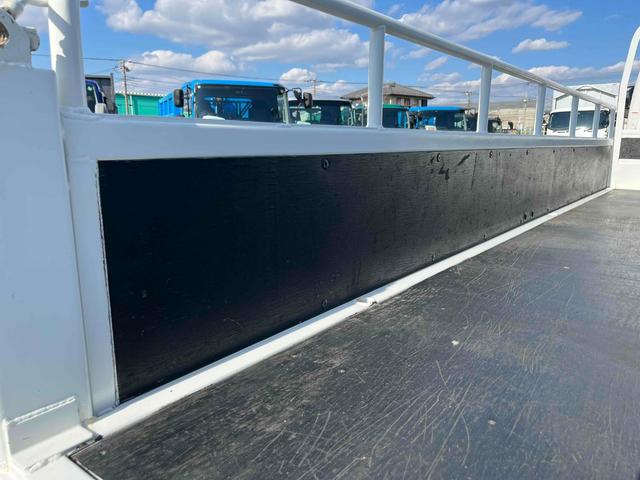 ダイナトラック アーム式ゲート付２ｔ積み標準ロング平ボディー　５速ＭＴ　２ｔ積み標準ロング平ボディー　４Ｌディーゼルターボ　５速ＭＴ　荷台内寸長４３５幅１８０高６２ｃｍ　３方開　左右アオリ楽々ゲート　アーム式パワーゲート　ゲート昇降能力８００キロ　車両総重量５０１５キロ（31枚目）