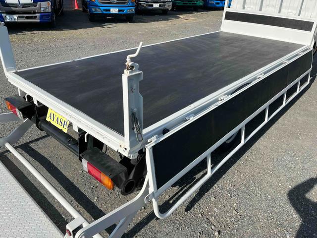 ダイナトラック アーム式ゲート付２ｔ積み標準ロング平ボディー　５速ＭＴ　２ｔ積み標準ロング平ボディー　４Ｌディーゼルターボ　５速ＭＴ　荷台内寸長４３５幅１８０高６２ｃｍ　３方開　左右アオリ楽々ゲート　アーム式パワーゲート　ゲート昇降能力８００キロ　車両総重量５０１５キロ（33枚目）