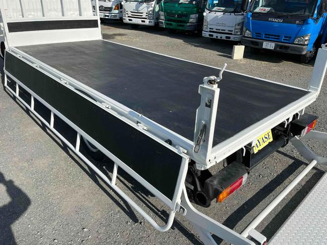 ダイナトラック アーム式ゲート付２ｔ積み標準ロング平ボディー　５速ＭＴ　２ｔ積み標準ロング平ボディー　４Ｌディーゼルターボ　５速ＭＴ　荷台内寸長４３５幅１８０高６２ｃｍ　３方開　左右アオリ楽々ゲート　アーム式パワーゲート　ゲート昇降能力８００キロ　車両総重量５０１５キロ（34枚目）