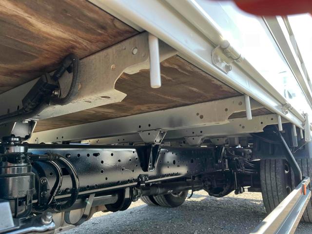 ダイナトラック アーム式ゲート付２ｔ積み標準ロング平ボディー　５速ＭＴ　２ｔ積み標準ロング平ボディー　４Ｌディーゼルターボ　５速ＭＴ　荷台内寸長４３５幅１８０高６２ｃｍ　３方開　左右アオリ楽々ゲート　アーム式パワーゲート　ゲート昇降能力８００キロ　車両総重量５０１５キロ（36枚目）