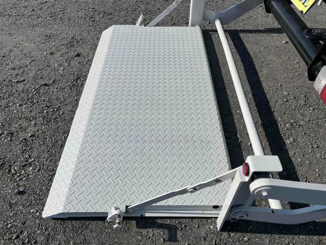 ダイナトラック アーム式ゲート付２ｔ積み標準ロング平ボディー　５速ＭＴ　２ｔ積み標準ロング平ボディー　４Ｌディーゼルターボ　５速ＭＴ　荷台内寸長４３５幅１８０高６２ｃｍ　３方開　左右アオリ楽々ゲート　アーム式パワーゲート　ゲート昇降能力８００キロ　車両総重量５０１５キロ（37枚目）