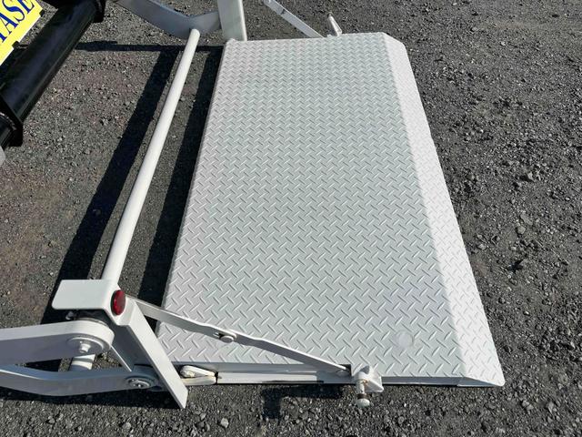 ダイナトラック アーム式ゲート付２ｔ積み標準ロング平ボディー　５速ＭＴ　２ｔ積み標準ロング平ボディー　４Ｌディーゼルターボ　５速ＭＴ　荷台内寸長４３５幅１８０高６２ｃｍ　３方開　左右アオリ楽々ゲート　アーム式パワーゲート　ゲート昇降能力８００キロ　車両総重量５０１５キロ（38枚目）