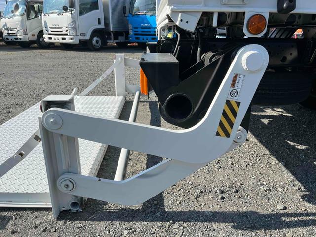 ダイナトラック アーム式ゲート付２ｔ積み標準ロング平ボディー　５速ＭＴ　２ｔ積み標準ロング平ボディー　４Ｌディーゼルターボ　５速ＭＴ　荷台内寸長４３５幅１８０高６２ｃｍ　３方開　左右アオリ楽々ゲート　アーム式パワーゲート　ゲート昇降能力８００キロ　車両総重量５０１５キロ（39枚目）