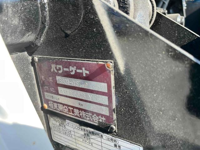 ダイナトラック アーム式ゲート付２ｔ積み標準ロング平ボディー　５速ＭＴ　２ｔ積み標準ロング平ボディー　４Ｌディーゼルターボ　５速ＭＴ　荷台内寸長４３５幅１８０高６２ｃｍ　３方開　左右アオリ楽々ゲート　アーム式パワーゲート　ゲート昇降能力８００キロ　車両総重量５０１５キロ（41枚目）