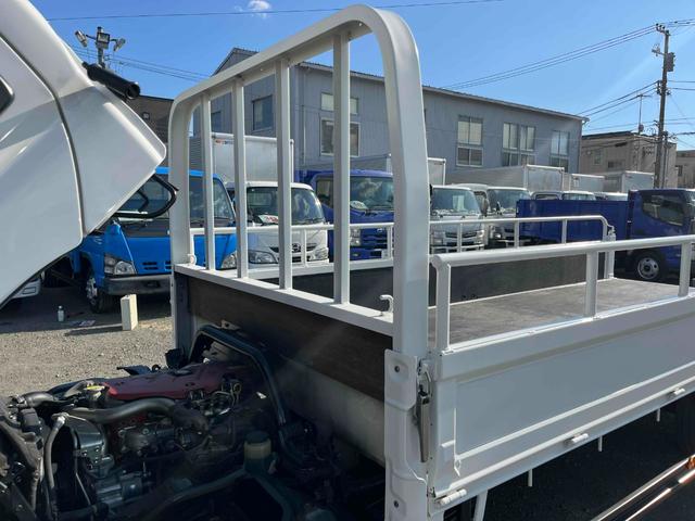 ダイナトラック アーム式ゲート付２ｔ積み標準ロング平ボディー　５速ＭＴ　２ｔ積み標準ロング平ボディー　４Ｌディーゼルターボ　５速ＭＴ　荷台内寸長４３５幅１８０高６２ｃｍ　３方開　左右アオリ楽々ゲート　アーム式パワーゲート　ゲート昇降能力８００キロ　車両総重量５０１５キロ（44枚目）