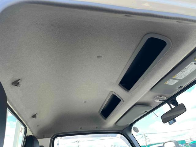 ダイナトラック アーム式ゲート付２ｔ積み標準ロング平ボディー　５速ＭＴ　２ｔ積み標準ロング平ボディー　４Ｌディーゼルターボ　５速ＭＴ　荷台内寸長４３５幅１８０高６２ｃｍ　３方開　左右アオリ楽々ゲート　アーム式パワーゲート　ゲート昇降能力８００キロ　車両総重量５０１５キロ（49枚目）