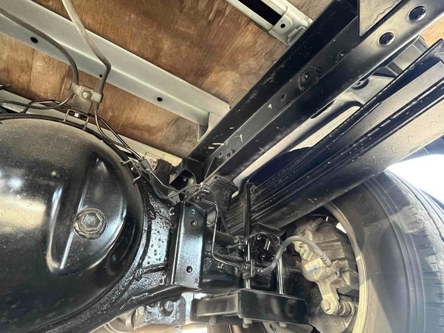 ダイナトラック アーム式ゲート付２ｔ積み標準ロング平ボディー　５速ＭＴ　２ｔ積み標準ロング平ボディー　４Ｌディーゼルターボ　５速ＭＴ　荷台内寸長４３５幅１８０高６２ｃｍ　３方開　左右アオリ楽々ゲート　アーム式パワーゲート　ゲート昇降能力８００キロ　車両総重量５０１５キロ（54枚目）