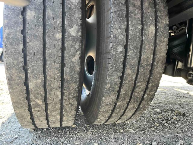 ダイナトラック アーム式ゲート付２ｔ積み標準ロング平ボディー　５速ＭＴ　２ｔ積み標準ロング平ボディー　４Ｌディーゼルターボ　５速ＭＴ　荷台内寸長４３５幅１８０高６２ｃｍ　３方開　左右アオリ楽々ゲート　アーム式パワーゲート　ゲート昇降能力８００キロ　車両総重量５０１５キロ（57枚目）