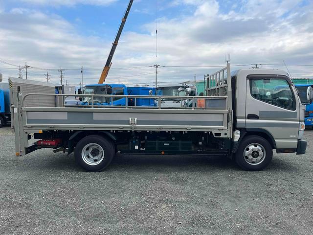 キャンター 垂直ゲート付４．２ｔ積ワイドロング平ボディー　デュアルＡＴ　ワイドロング４．２ｔ積み平ボディー　デュアルＡＴ　バックカメラ付　荷台内寸長４３３幅２０９高６５ｃｍ　左右アオリ楽々ゲート付　荷台床面鉄板敷き　極東開発製８００キロ対応垂直パワーゲート付（3枚目）