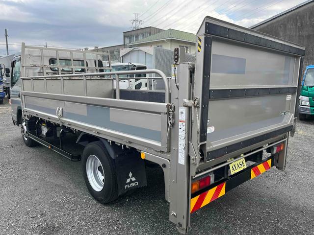 キャンター 垂直ゲート付４．２ｔ積ワイドロング平ボディー　デュアルＡＴ　ワイドロング４．２ｔ積み平ボディー　デュアルＡＴ　バックカメラ付　荷台内寸長４３３幅２０９高６５ｃｍ　左右アオリ楽々ゲート付　荷台床面鉄板敷き　極東開発製８００キロ対応垂直パワーゲート付（4枚目）