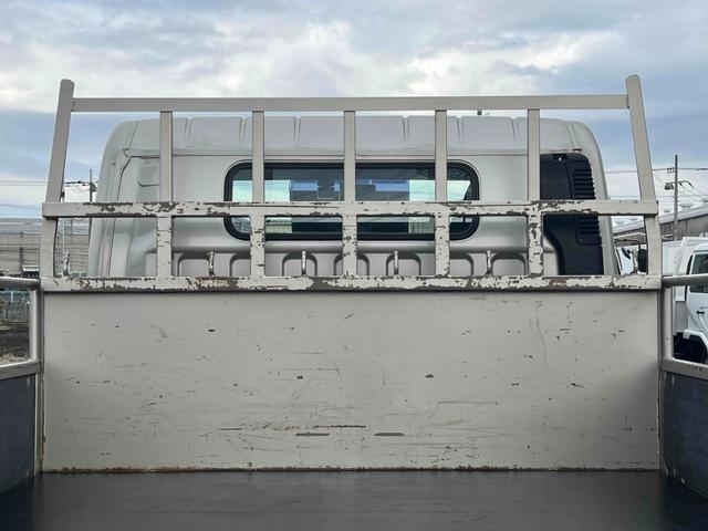 キャンター 垂直ゲート付４．２ｔ積ワイドロング平ボディー　デュアルＡＴ　ワイドロング４．２ｔ積み平ボディー　デュアルＡＴ　バックカメラ付　荷台内寸長４３３幅２０９高６５ｃｍ　左右アオリ楽々ゲート付　荷台床面鉄板敷き　極東開発製８００キロ対応垂直パワーゲート付（7枚目）