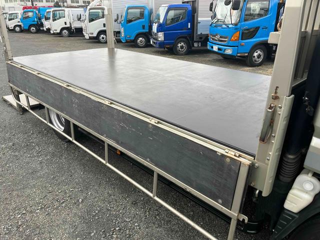 キャンター 垂直ゲート付４．２ｔ積ワイドロング平ボディー　デュアルＡＴ　ワイドロング４．２ｔ積み平ボディー　デュアルＡＴ　バックカメラ付　荷台内寸長４３３幅２０９高６５ｃｍ　左右アオリ楽々ゲート付　荷台床面鉄板敷き　極東開発製８００キロ対応垂直パワーゲート付（8枚目）