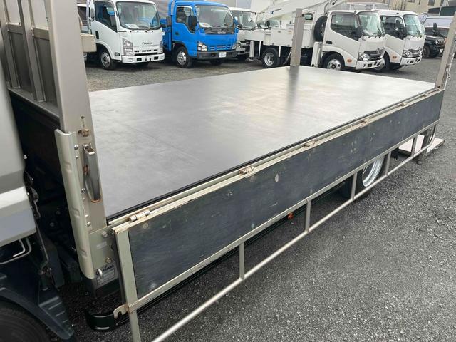 キャンター 垂直ゲート付４．２ｔ積ワイドロング平ボディー　デュアルＡＴ　ワイドロング４．２ｔ積み平ボディー　デュアルＡＴ　バックカメラ付　荷台内寸長４３３幅２０９高６５ｃｍ　左右アオリ楽々ゲート付　荷台床面鉄板敷き　極東開発製８００キロ対応垂直パワーゲート付（9枚目）