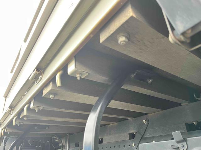 キャンター 垂直ゲート付４．２ｔ積ワイドロング平ボディー　デュアルＡＴ　ワイドロング４．２ｔ積み平ボディー　デュアルＡＴ　バックカメラ付　荷台内寸長４３３幅２０９高６５ｃｍ　左右アオリ楽々ゲート付　荷台床面鉄板敷き　極東開発製８００キロ対応垂直パワーゲート付（10枚目）