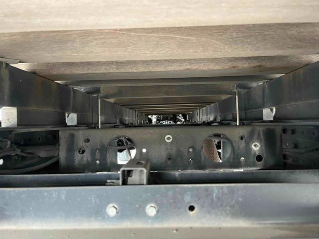 キャンター 垂直ゲート付４．２ｔ積ワイドロング平ボディー　デュアルＡＴ　ワイドロング４．２ｔ積み平ボディー　デュアルＡＴ　バックカメラ付　荷台内寸長４３３幅２０９高６５ｃｍ　左右アオリ楽々ゲート付　荷台床面鉄板敷き　極東開発製８００キロ対応垂直パワーゲート付（12枚目）